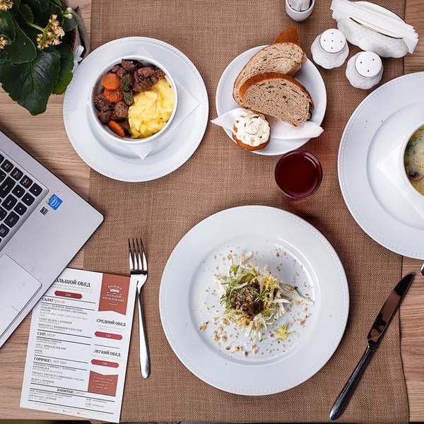 Vitaeelit pilama loves or pursues or desires to pain 